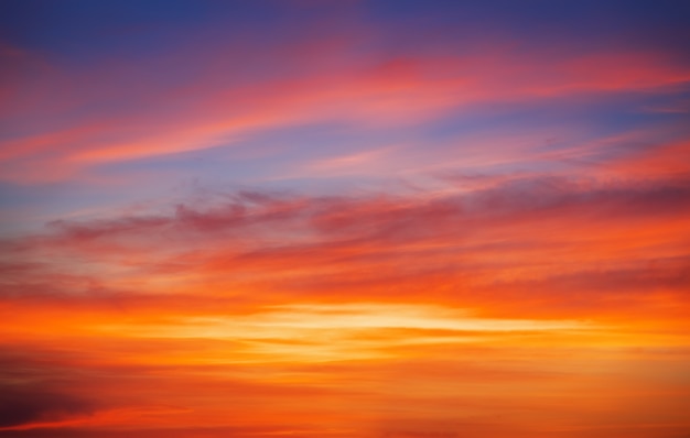 Cielo anaranjado ardiente del atardecer. Fondo de cielo hermoso.