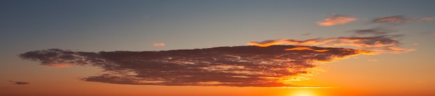 Cielo anaranjado después del atardecer o antes del amanecer