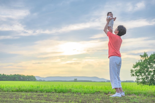 El cielo ancho de Hokkaido tierra y padres e hijos