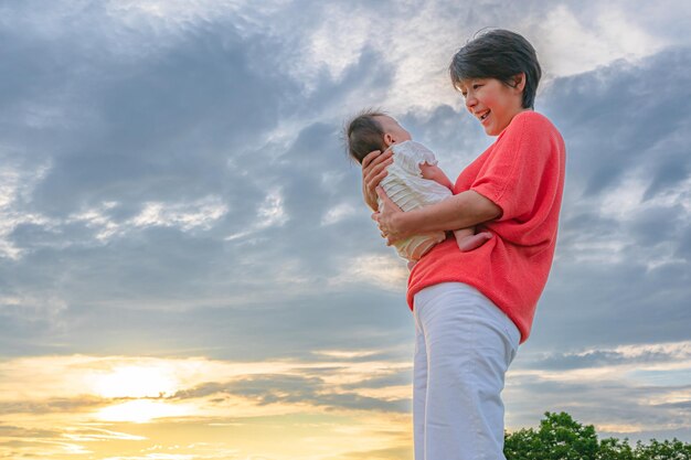 El cielo ancho de Hokkaido tierra y padres e hijos