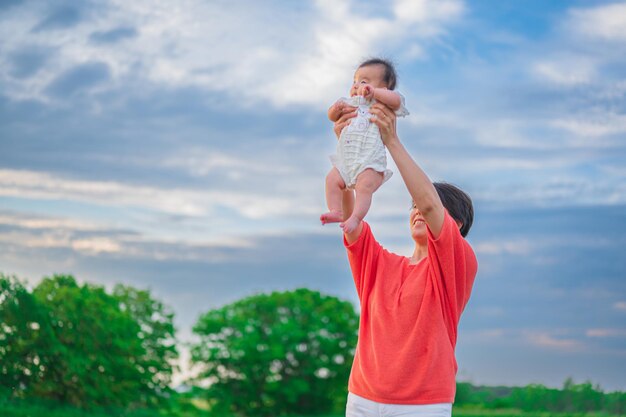 El cielo ancho de Hokkaido tierra y padres e hijos