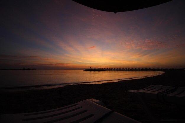 Foto el cielo antes del amanecer en hurghada egipto sobre el mar rojo