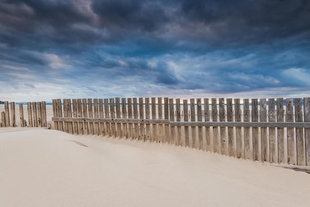 Cielo antes de la tormenta en la playa por el océano en España