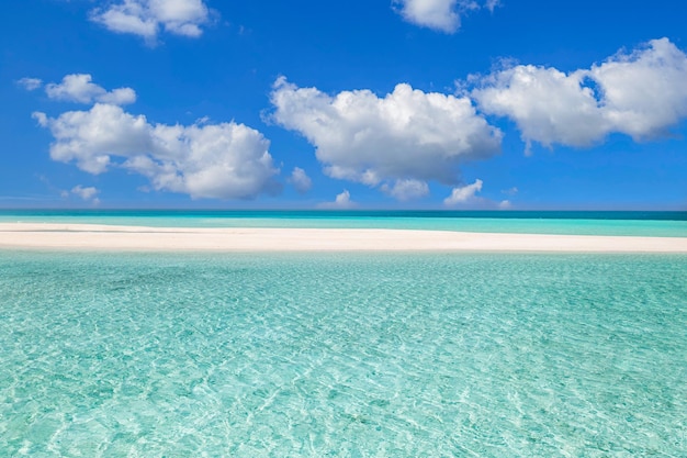 Cielo de arena de mar en un día de verano. Escena de naturaleza tranquila, primer plano increíble mar azul con horizonte y azul