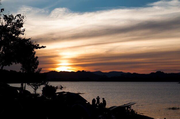 Cielo del atardecer en el camping cerca del lago, el cielo crepúsculo, el concepto de viaje y Camping