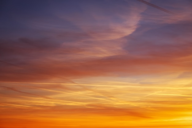 Cielo del atardecer colorido naranja ardiente como fondo