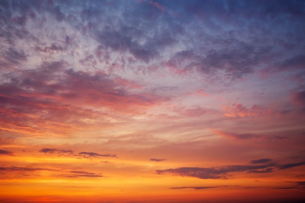 Cielo del atardecer colorido naranja ardiente como fondo