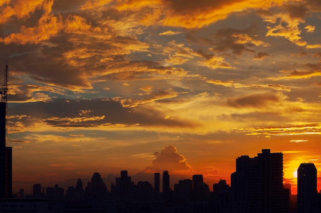 Foto cielo del atardecer con edificios siluetas en la ciudad