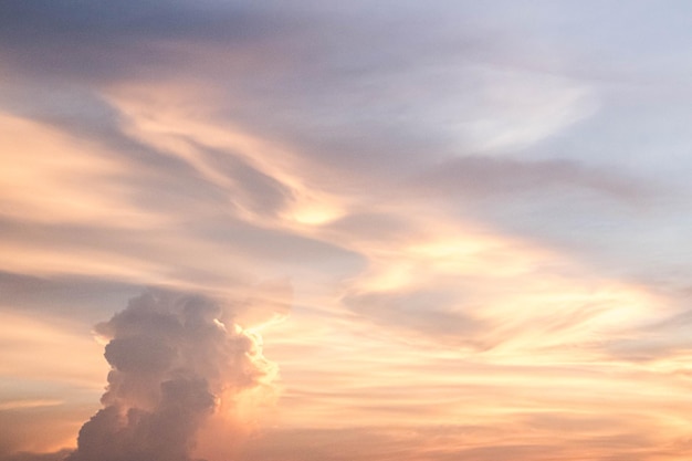 cielo del atardecer por encima de las nubes. cielo naranja del atardecer. Hermoso cielo.Dramático color rojo pastel amarillo en soles