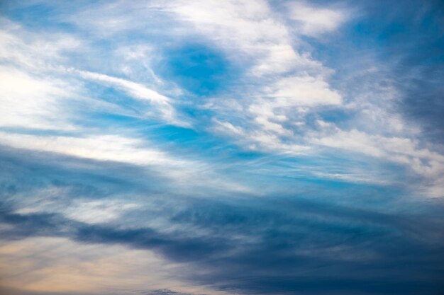 Cielo del atardecer Fondo de naturaleza abstracta Espectaculares nubes de colores azul y naranja en el crepúsculo