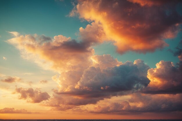 Cielo del atardecer con fondo de nubes Cielo del amanecer con fondo de nubes