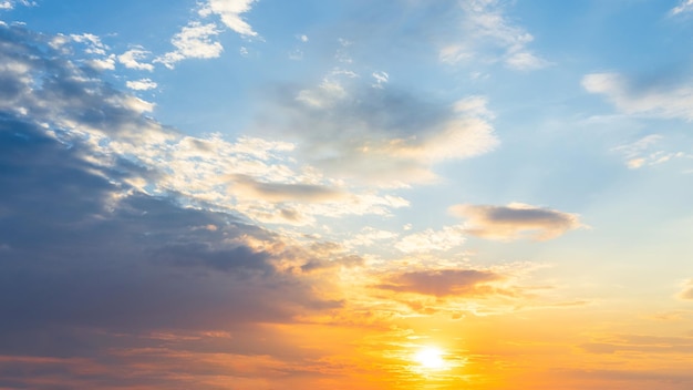 Foto cielo del atardecer para el fondo o cielo del amanecer y nubes por la mañana