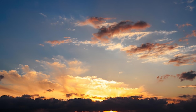 Foto cielo del atardecer para el fondo o cielo del amanecer y nubes en la mañana