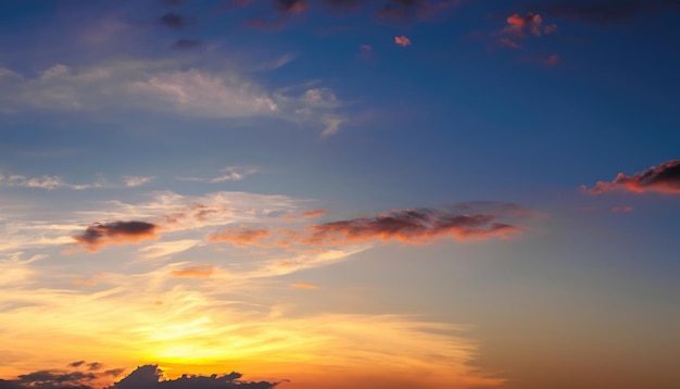 Foto cielo del atardecer para el fondo o cielo del amanecer y nubes en la mañana