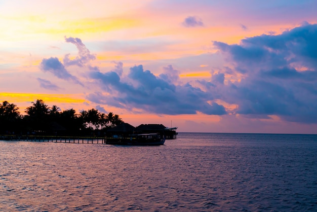 cielo del atardecer con la isla de Maldivas