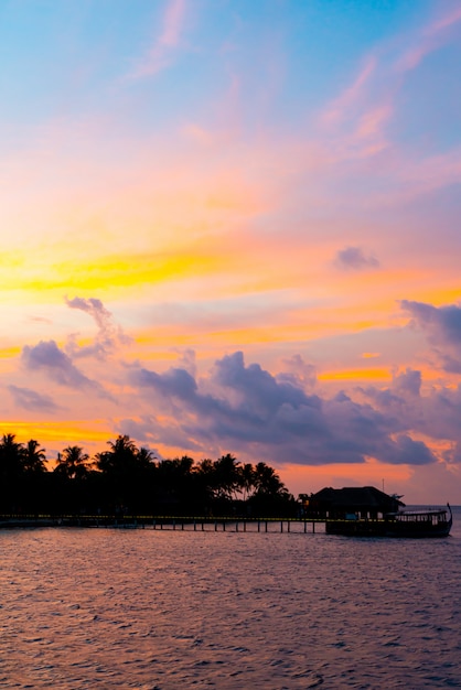 Cielo del atardecer con la isla de Maldivas