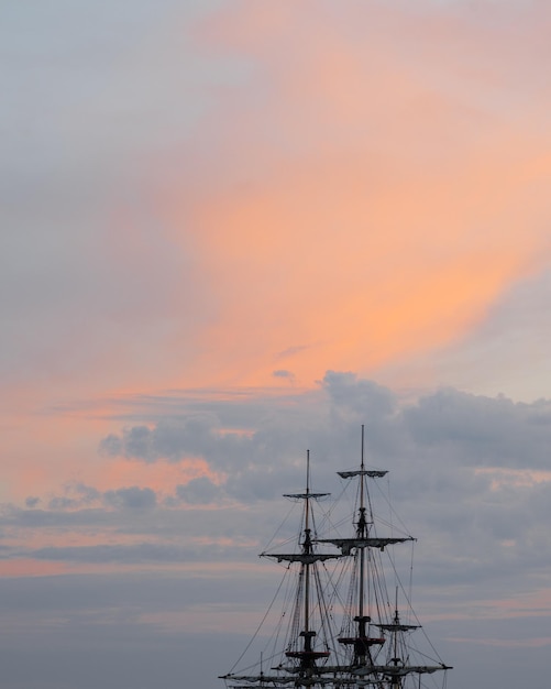 Foto cielo del atardecer y mástil del barco fondo romántico de la naturaleza nubes rosas claras con luz solar