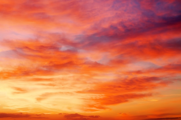 Cielo del atardecer naranja y rojo ardiente. Hermoso cielo de fondo