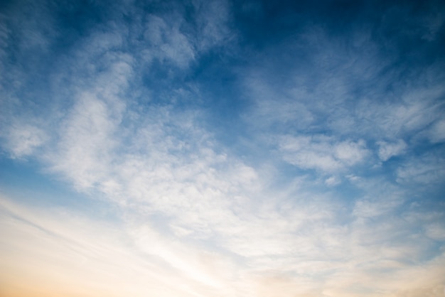 Cielo del atardecer con nubes blancas