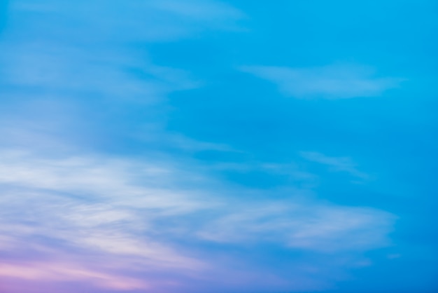 Cielo del atardecer con nubes de color rosa lila luz. Colorido degradado azul cielo blanco liso. Fondo de amanecer natural. Increíble cielo en la mañana. Atmósfera de noche ligeramente nublada. Maravilloso clima al amanecer.