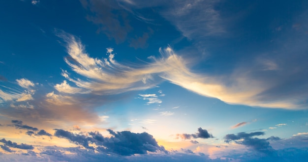 Cielo del atardecer con nubes diminutas