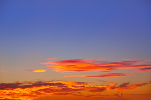 Cielo del atardecer con nubes doradas y azules