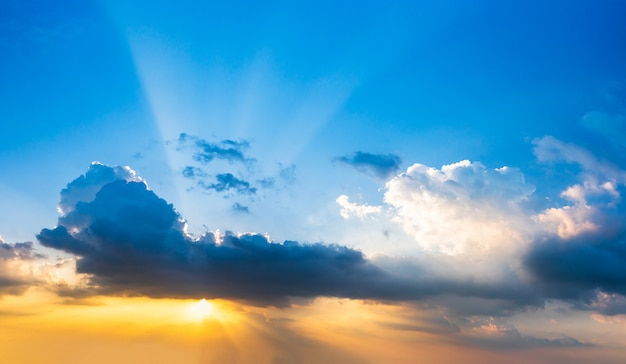 Cielo del atardecer con nubes en la hora del crepúsculo