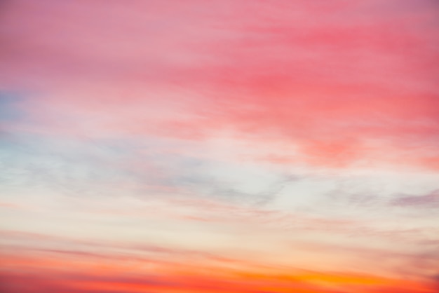 Cielo del atardecer con nubes de luz naranja rosa. Colorido degradado de cielo azul liso. Fondo natural del amanecer. Increíble cielo en la mañana. Atmósfera de noche ligeramente nublada. Maravilloso clima al amanecer.