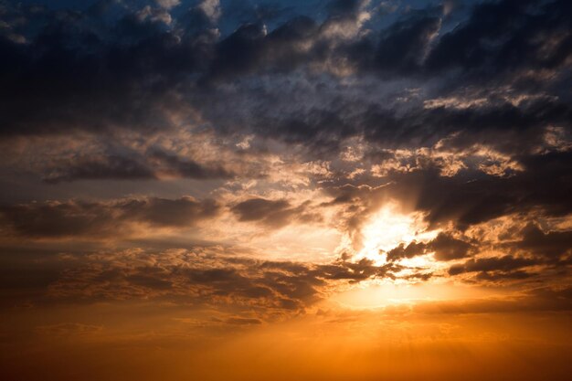 Cielo del atardecer con nubes multicolores