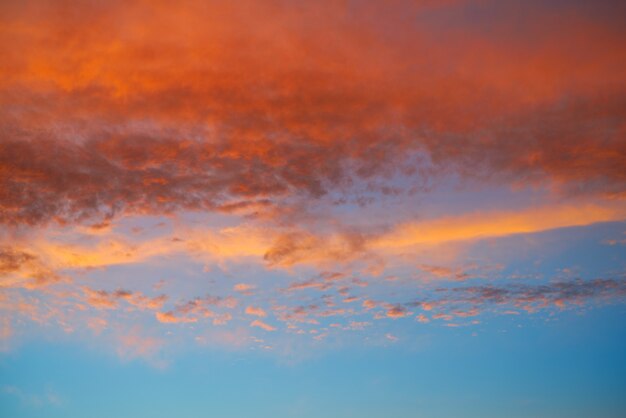 Cielo del atardecer con nubes naranjas y azul