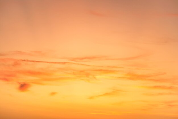 Cielo del atardecer con nubes rojas y rayos de sol