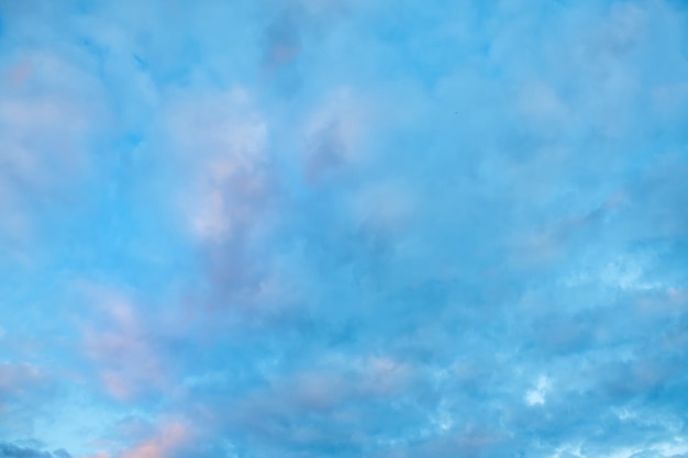 Cielo del atardecer con nubes rosadas