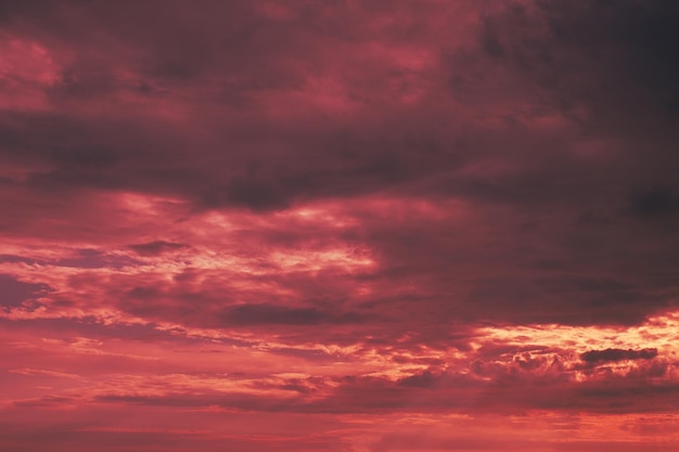 Foto cielo del atardecer con nubes rosadas