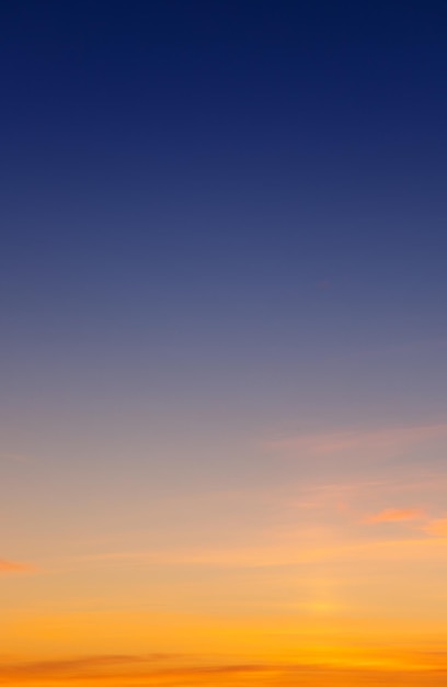 Cielo del atardecer con nubes rosas y grises