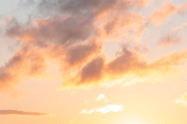 Cielo durante el atardecer o amanecer, cielo con nubes