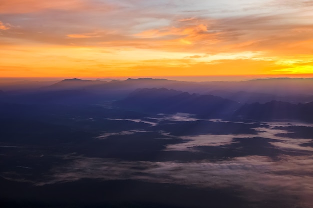 Cielo del atardecer de paisaje de montaña por la mañana.