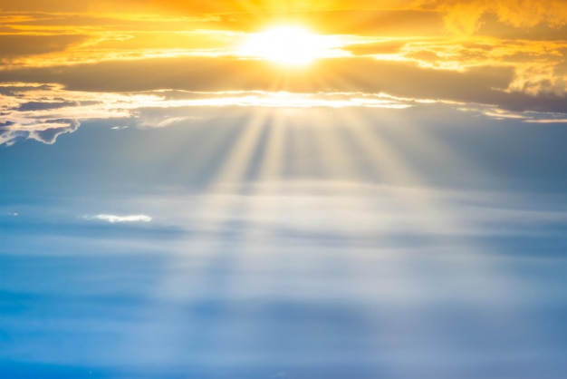 Cielo del atardecer con rayos de sol