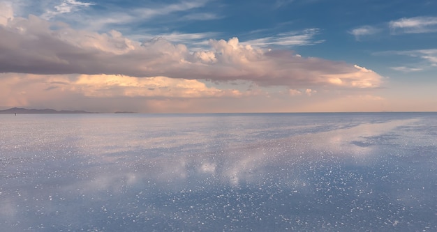 El cielo del atardecer y el reflejo en los salados llanos del altiplano de Uyuni, Bolivia, América del Sur