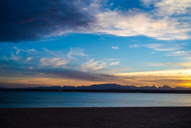 Cielo del atardecer en resort egipcio