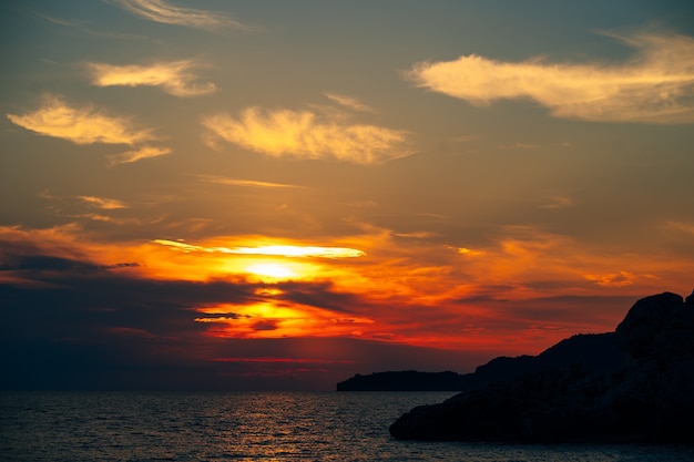 Cielo del atardecer rojo ardiente sobre el mar