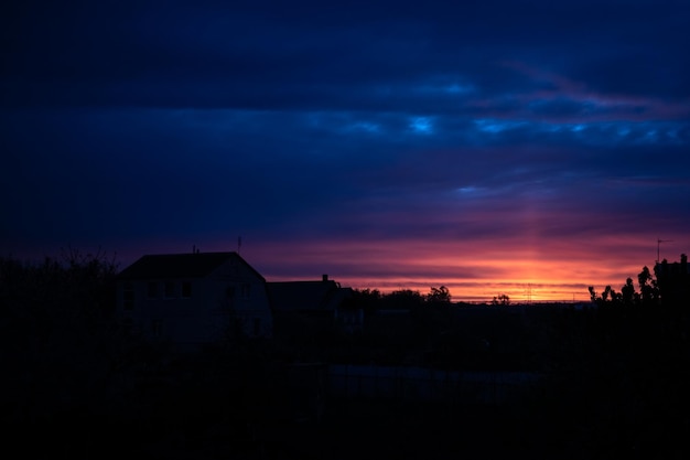 Cielo del atardecer Silueta de casas y árboles Colores de nubes nocturnas Naturaleza ucraniana