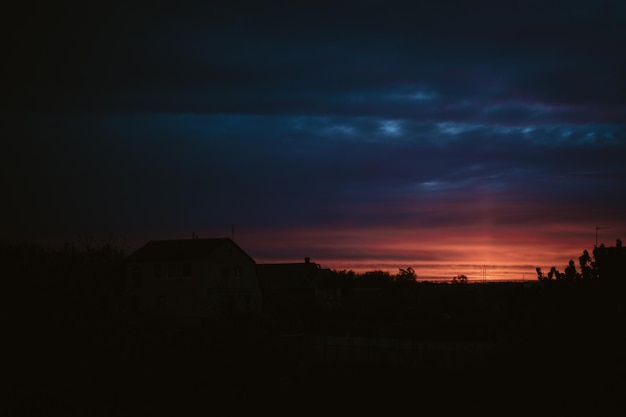 Cielo del atardecer Silueta de casas y árboles Colores de nubes nocturnas Naturaleza ucraniana