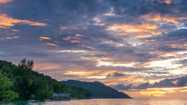 Cielo del atardecer sobre Kri y Monsuar Papúa Occidental Raja Ampat Indonesia