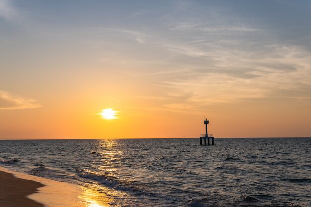 cielo del atardecer sobre el mar en la noche en el crepúsculo