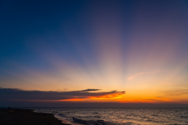 cielo del atardecer sobre el mar en la noche en el crepúsculo