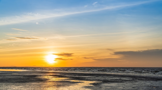 Cielo del atardecer sobre el mar en la noche después de la puesta del sol en el crepúsculo con luz solar colorida