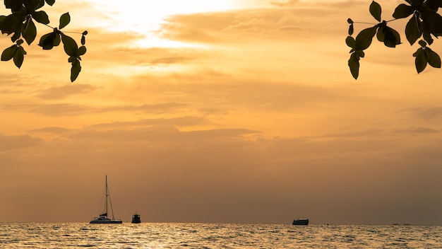 Cielo del atardecer sobre el mar por la noche con turista de yates