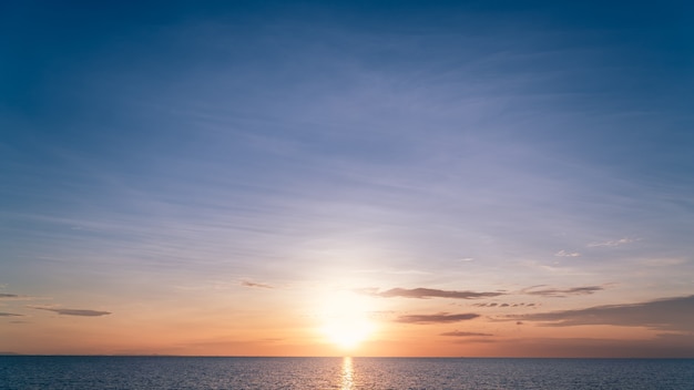 Cielo del atardecer sobre el mar por la noche