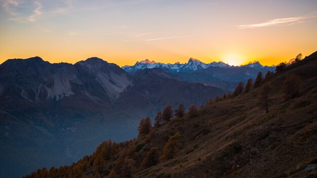 Cielo del atardecer sobre el pico de la montaña en los Alpes