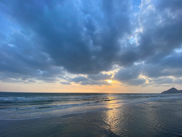 Cielo del atardecer sobre la playa